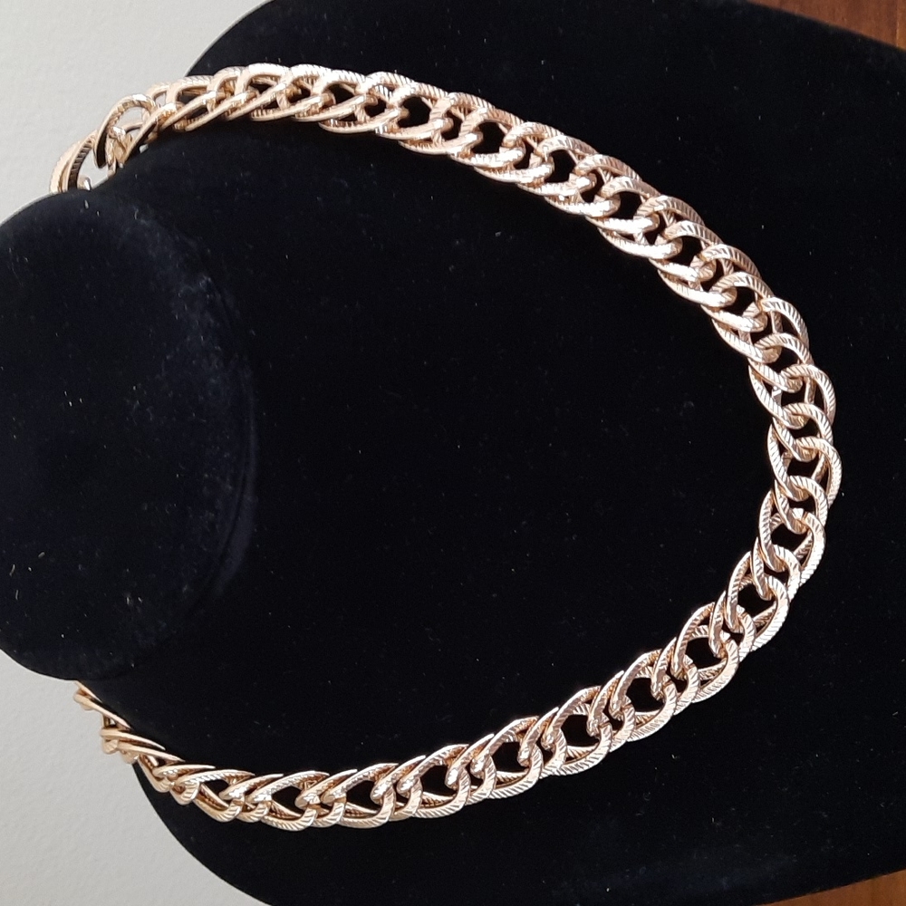 Stunning gold link textured necklace